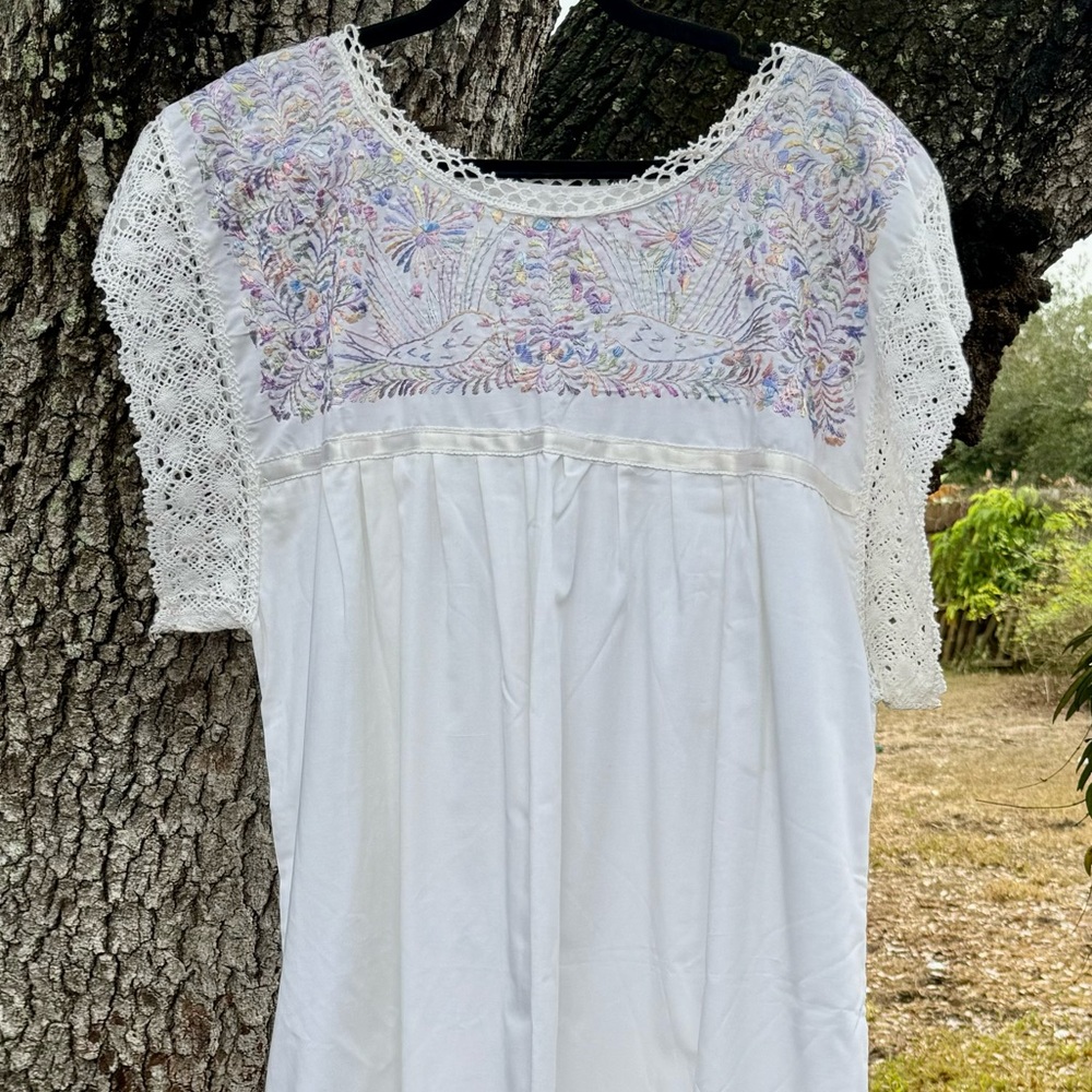 XL Vtg.Oaxaca Handmade embroidered white+purple maxi dress with crochet details. - Picture 4 of 13